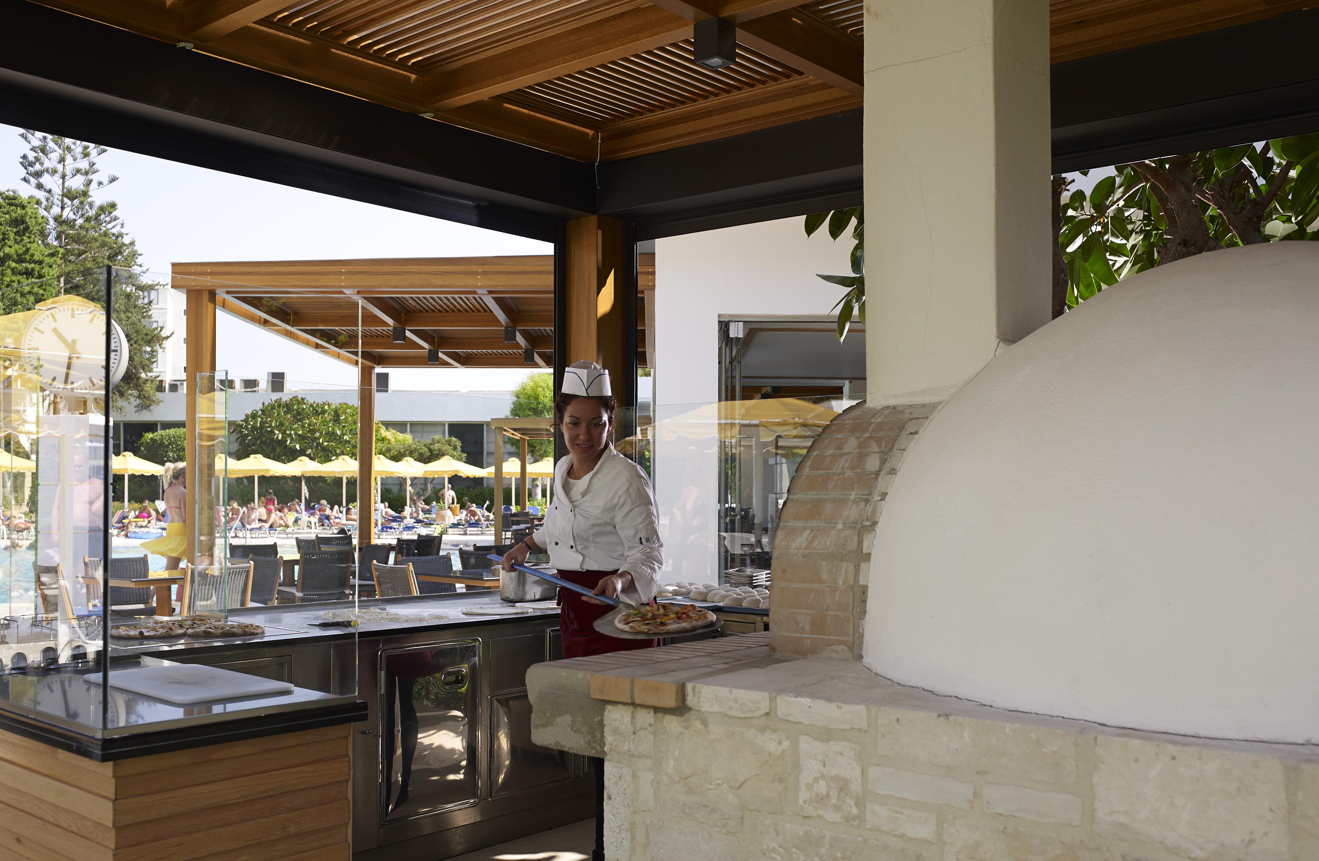 米提斯格兰迪海滩度假村 Rhodes City 外观 照片 A wood-fired oven in a restaurant