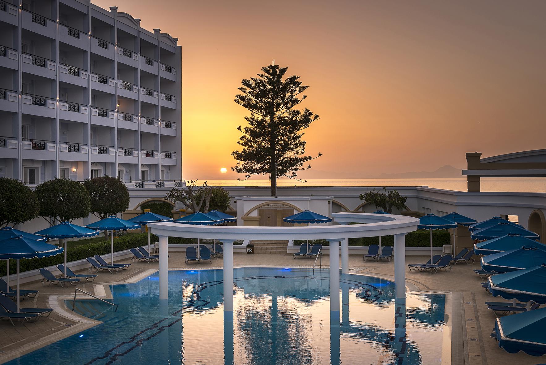 米提斯格兰迪海滩度假村 Rhodes City 外观 照片 Sunset at the pool